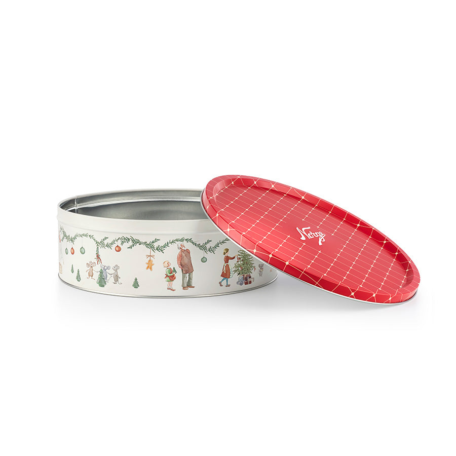 Rund Norgesglasset kakeboks med rødt julemotivert lokk, vist åpen for oppbevaring av julekaker