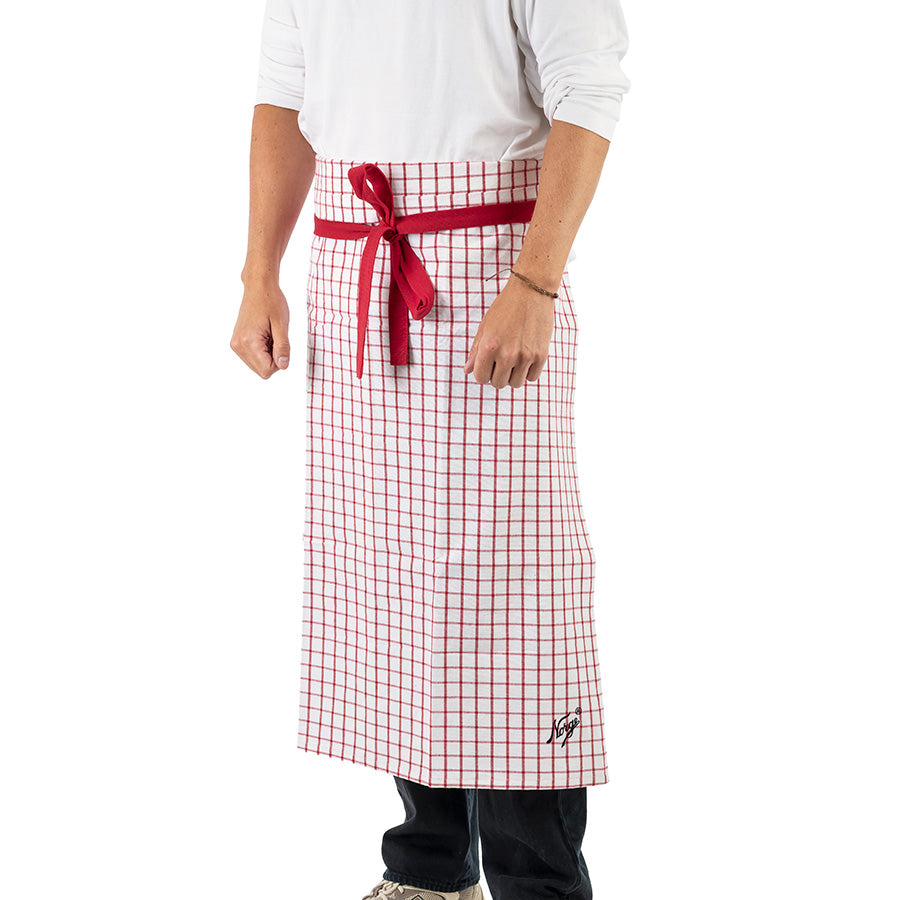 Det røde rutete forklet fra Norgesglasset, vist på en person, med justerbare bånd for optimal passform.