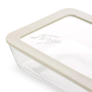 Nærbilde av Norgesglass ildfast form med lokk, designet for å bevare matens ferskhet og smak, laget av holdbart brannsikkert glass.