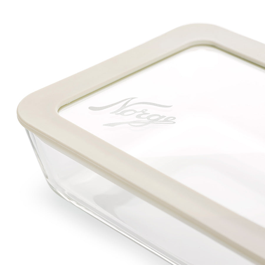 Nærbilde av Norgesglass ildfast form med lokk, designet for å bevare matens ferskhet og smak, laget av holdbart brannsikkert glass.