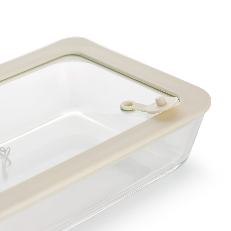 Detaljert bilde av lukkemekanismen på Norgesglass ildfast form med lokk, som sikrer en lufttett forsegling for optimal oppbevaring.