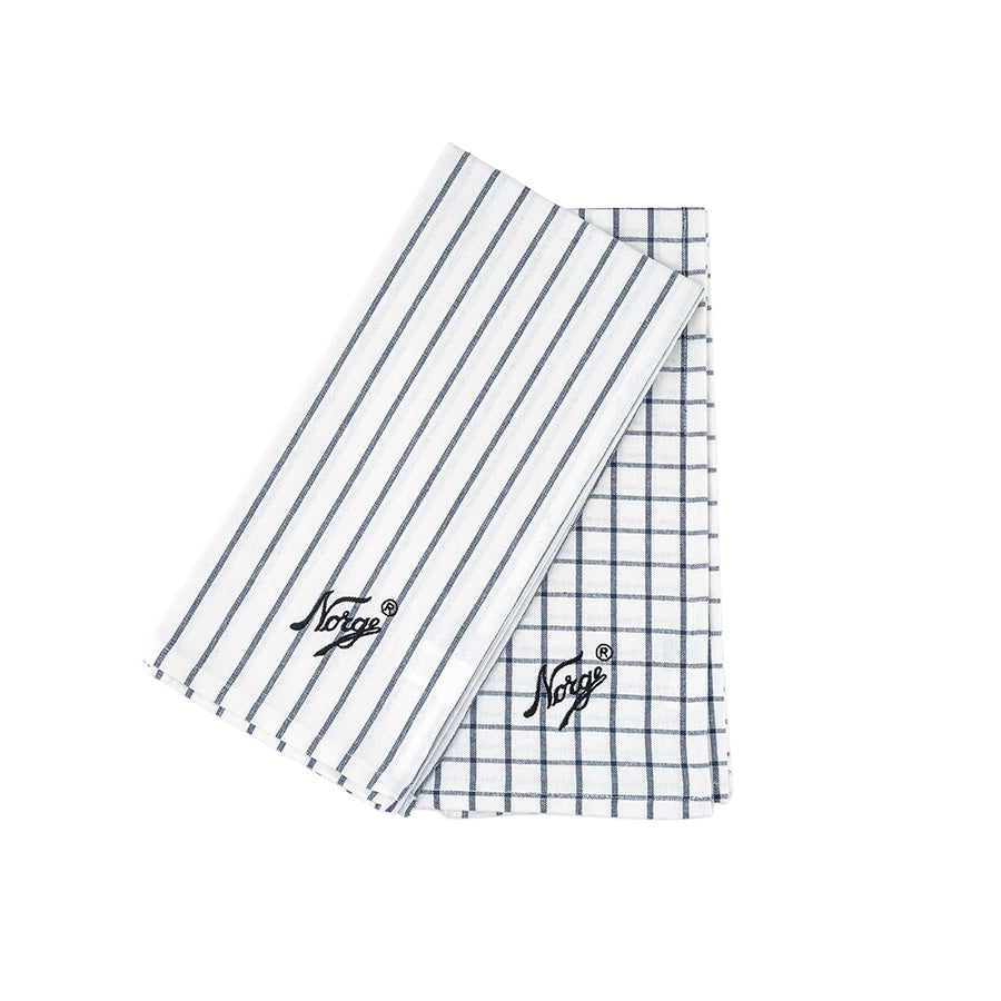 To kjøkkenhåndklær i blått og hvitt med Norgesglasset-logo, ett med stripemønster og ett med rutemønster, perfekte kjøkkenhåndklær for daglig bruk.