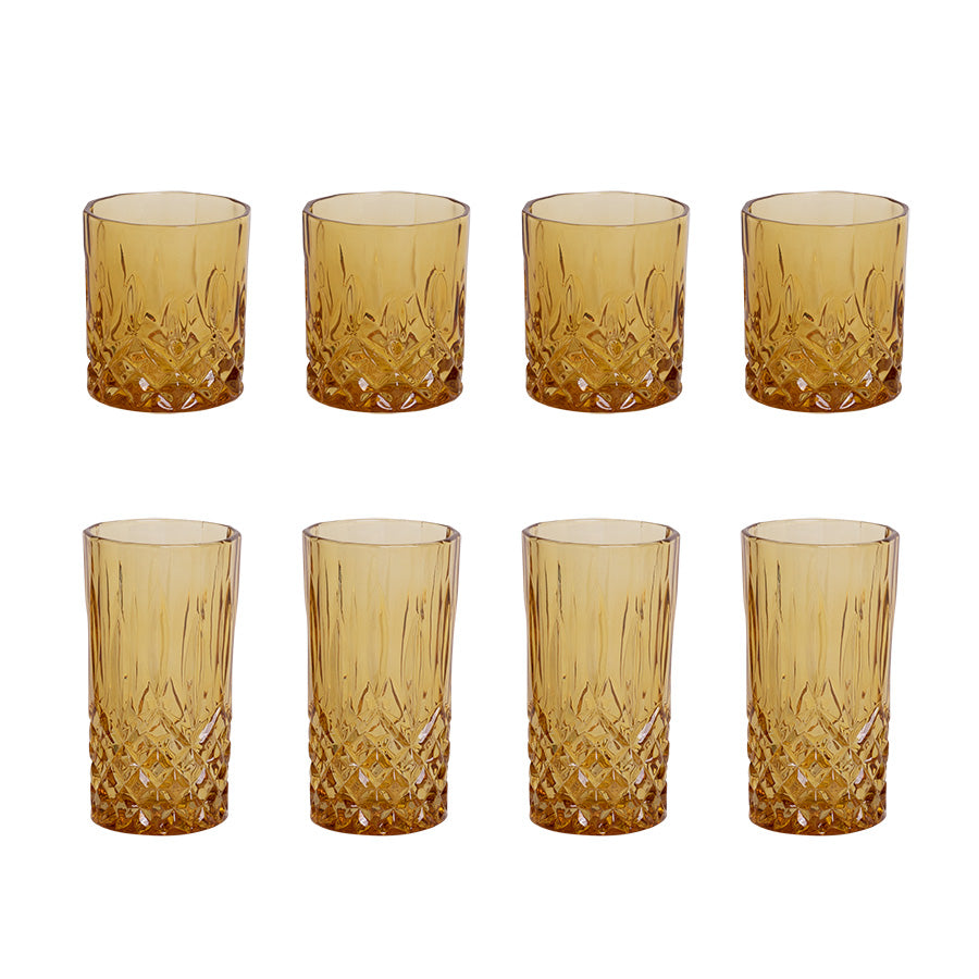 Sett med 8 drinkglass i vakker amberfarge, inkludert 4 whiskyglass og 4 longdrinkglass, med et karakteristisk krystallmønster som gir en luksuriøs følelse.