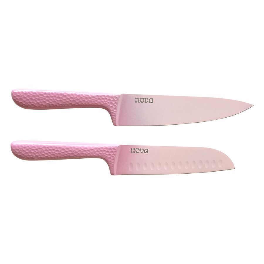 Nova Dynamic knivsett 2pk med rosa hamret design, inkludert en kokkekniv og en santokukniv, perfekt for alle kjøkkenoppgaver.