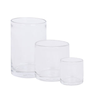 Settet med tre lyslykter i klart glass, i høydene 8 cm, 10 cm og 15 cm, perfekt for både telys og kubbelys, som gir et elegant uttrykk og naturlig lys.