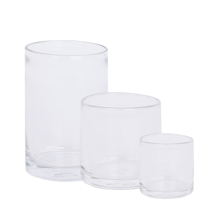 Settet med tre lyslykter i klart glass, i høydene 8 cm, 10 cm og 15 cm, perfekt for både telys og kubbelys, som gir et elegant uttrykk og naturlig lys.