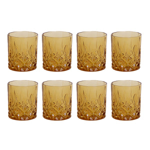 Sett med åtte whiskyglass i amber, perfekt for servering av drinker, med et klassisk krystallmønster.