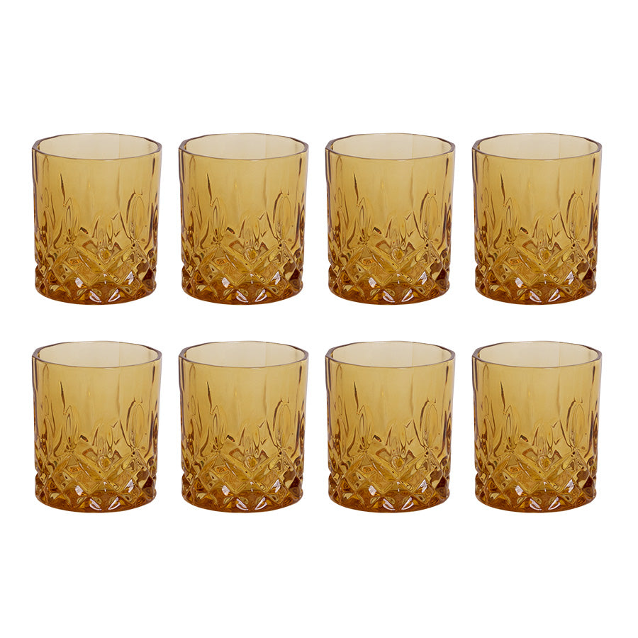 Sett med åtte whiskyglass i amber, perfekt for servering av drinker, med et klassisk krystallmønster.