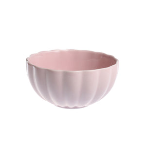 Søt dus rosa bolle i porselen med dekorativ scalloped design, perfekt til frokost, dessert eller snacks.