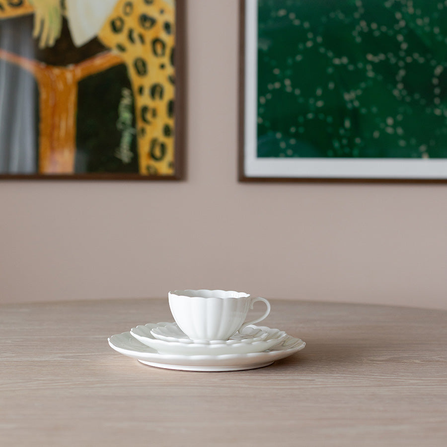 Minimalistisk visning av Nova Lilly Kopp Og Skål i hvitt, plassert elegant på et bord. Ideell for både hverdagsbruk og spesielle anledninger, fra NOVA.