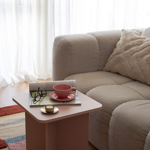 Nova Lilly Kopp og Skål 250ml Rosa plassert på et bord ved en sofa, omgivelsene preget av naturlig lys. Perfekt for en koselig kaffepause med Kopp og skål fra NOVA.