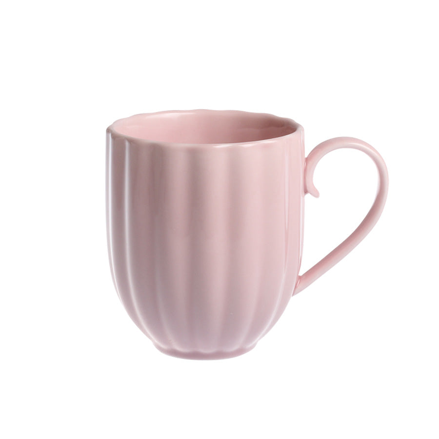 Delikat dus rosa krus fra Lilly-serien, perfekt for kaffe og te, med et vakkert rillemønster og god grep.