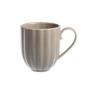 Elegant grått Lilly krus på hvit bakgrunn, perfekt for kaffe, te, eller kakao. Slitesterkt porselen med rillede detaljer.