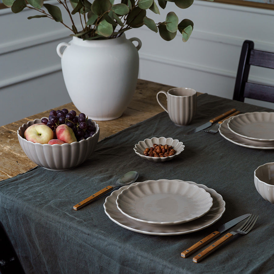Borddekorasjon med grått Lilly krus, skåler og tallerkener. Stilrent og praktisk porselen for alle anledninger.