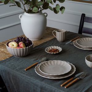 Borddekorasjon med grått Lilly krus, skåler og tallerkener. Stilrent og praktisk porselen for alle anledninger.