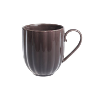 Plommefarget krus i klassisk bølget design, perfekt for både kaffe og te, rommer 40 cl.