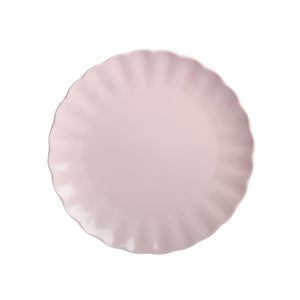 Nova Lilly tallerken på 21 cm i dus rosa farge, elegant bølget form, perfekt til små måltider.