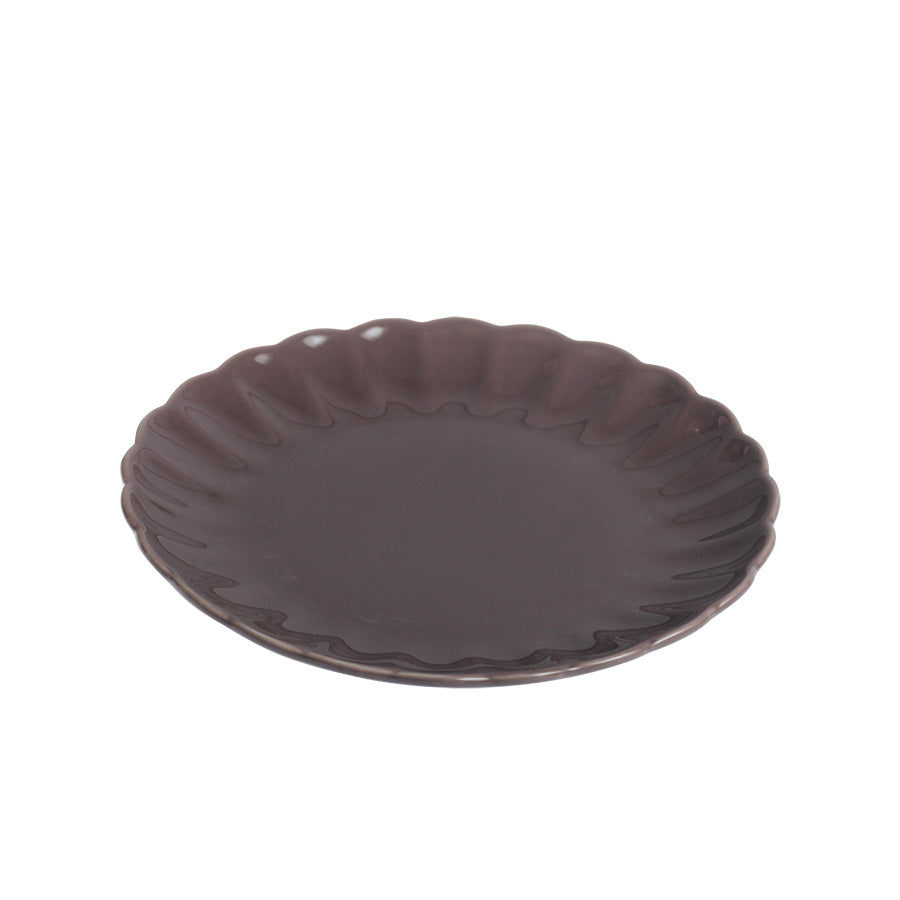 Dyp plomme tallerken med bølgekant, perfekt til både hverdagslige og festlige anledninger.