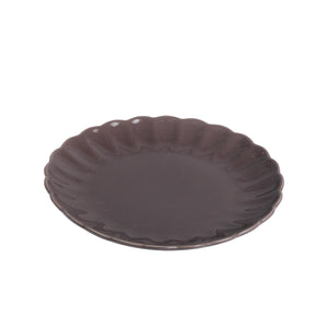 Dyp plomme tallerken med bølgekant, perfekt til både hverdagslige og festlige anledninger.