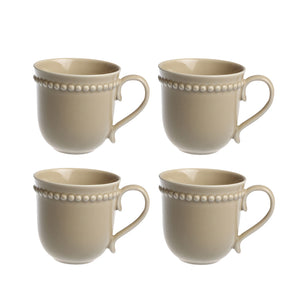 Fire beige krus i porselen fra Nova Poppy-kolleksjonen, perfekt til kaffe eller te.
