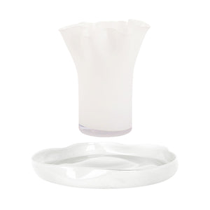 NOVA Bold tulipanvase og fat i hvitt frostet glass, med skulpturelle former. Perfekt som dekorasjon eller som serveringsfat.