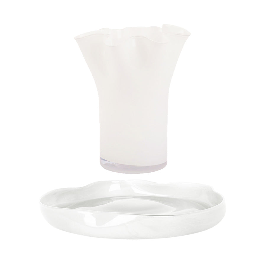 NOVA Bold tulipanvase og fat i hvitt frostet glass, med skulpturelle former. Perfekt som dekorasjon eller som serveringsfat.
