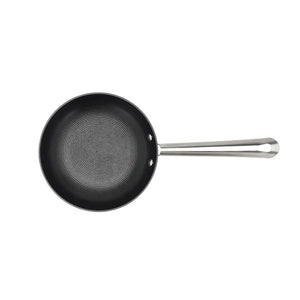 Oversiktsbilde av Pillivuyt Garonne 20 cm støpejernspanne med keramisk belegg, med bikubemønster i bunnen.