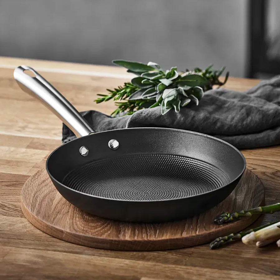 Støpejernspanne med bikubemønster, attraktivt designet og klar for servering av måltider.