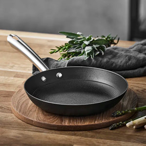 Støpejernspanne med bikubemønster, attraktivt designet og klar for servering av måltider.