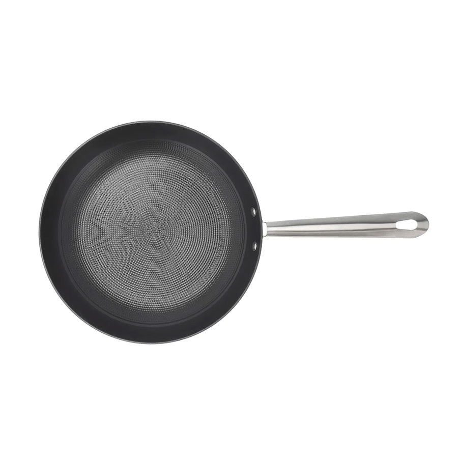 Oversiktsbilde av støpejernspanne med bikubemønster, keramisk non-stick belegg, 28 cm, fra Pillivuyt.
