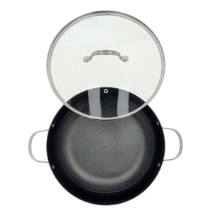 Oversikt av wokpanne med glasslokk og bikubemønster på bunnen for optimal steking.