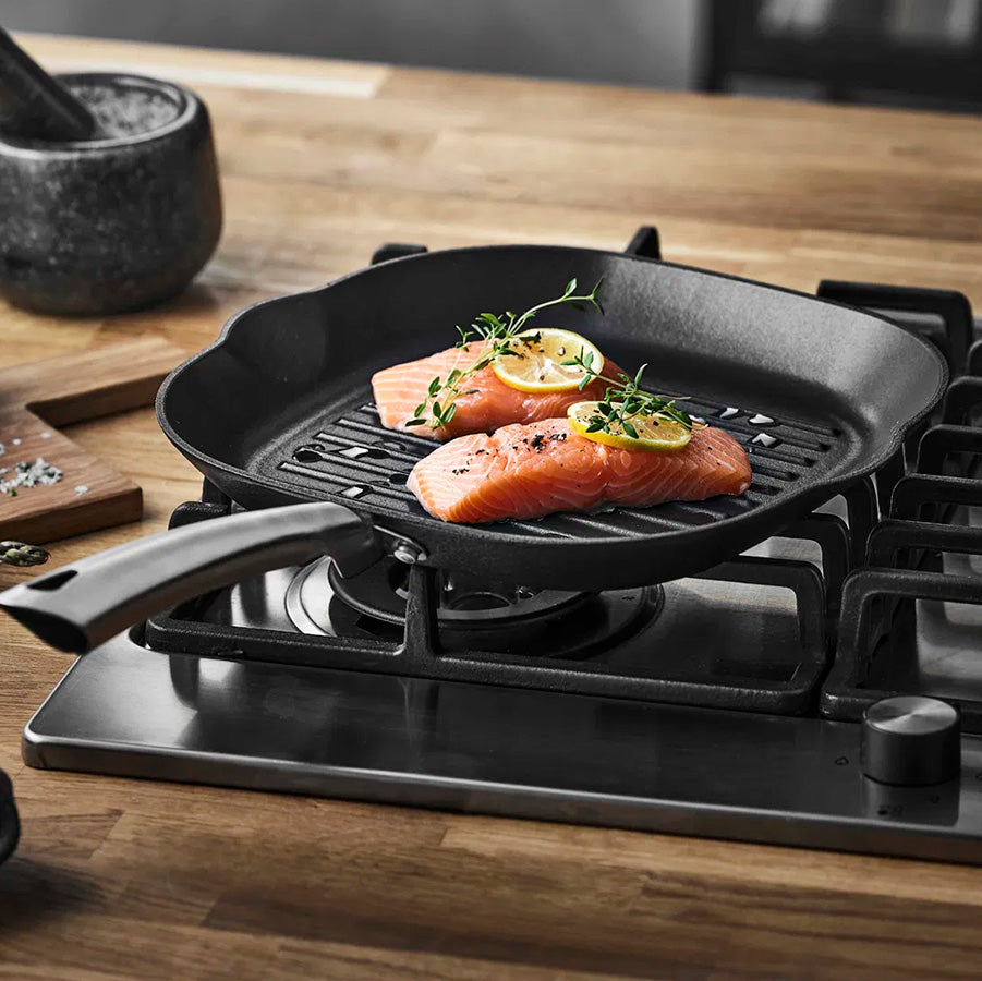 Lett støpejern grillpanne i bruk, med fisk stekt på en keramisk grillpanne fra Pillivuyt Garonne.