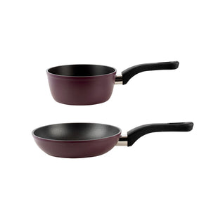 Settet med mini kjele og mini stekepanne i dyp burgunder fra Christiania 1739, laget av lett aluminium med non-stick-belegg, perfekt for små porsjonsretter og daglig matlaging.