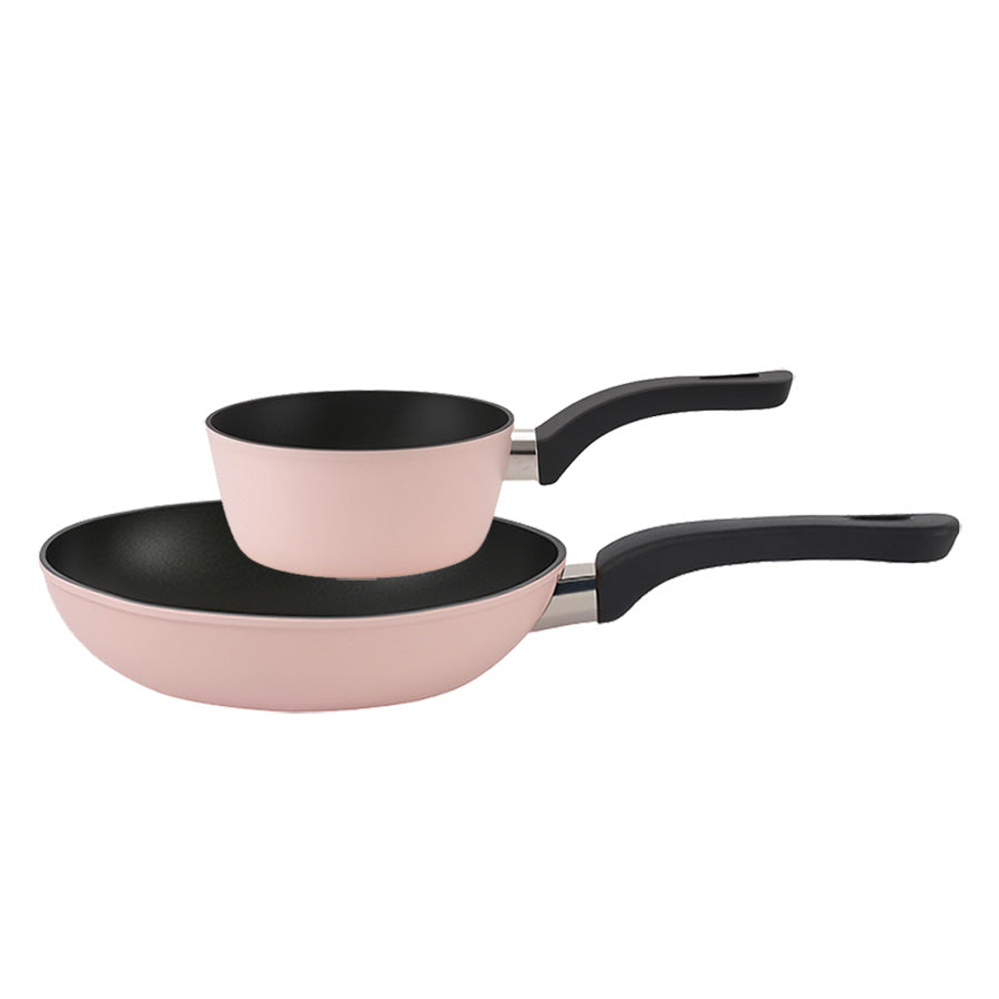 Kjele og stekepanne sett i myk pudderrosa farge, inkluderer mini kjele på 16 cm og stekepanne på 28 cm, perfekt for moderne kjøkken.