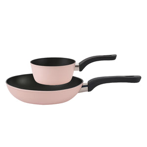 Kjele og stekepanne sett i myk pudderrosa farge, inkluderer mini kjele på 16 cm og stekepanne på 28 cm, perfekt for moderne kjøkken.