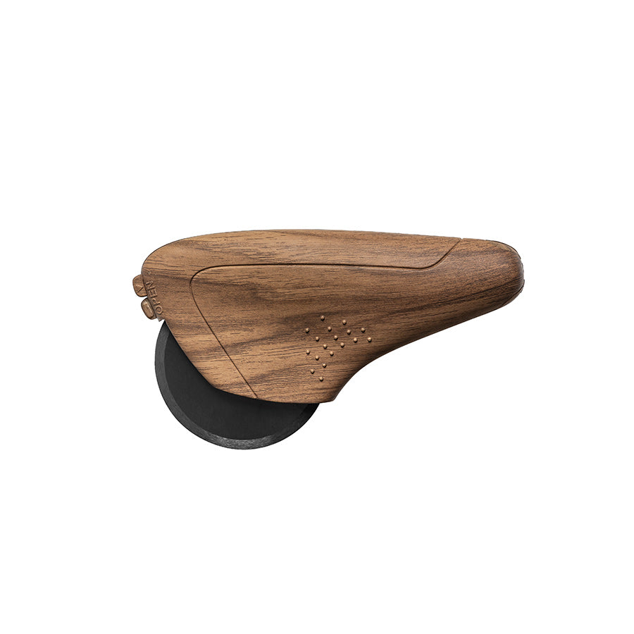 Elegant pizzahjul med sort porselensblad og ergonomisk håndtak i trelook fra De Cuisson Woods, perfekt for presise pizzaskiver.