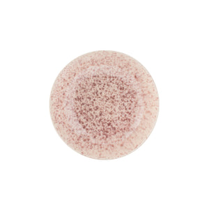 Overside av dyp tallerken med naturlig variasjon i rosa-burgunder glasur, perfekt til servering av småretter.