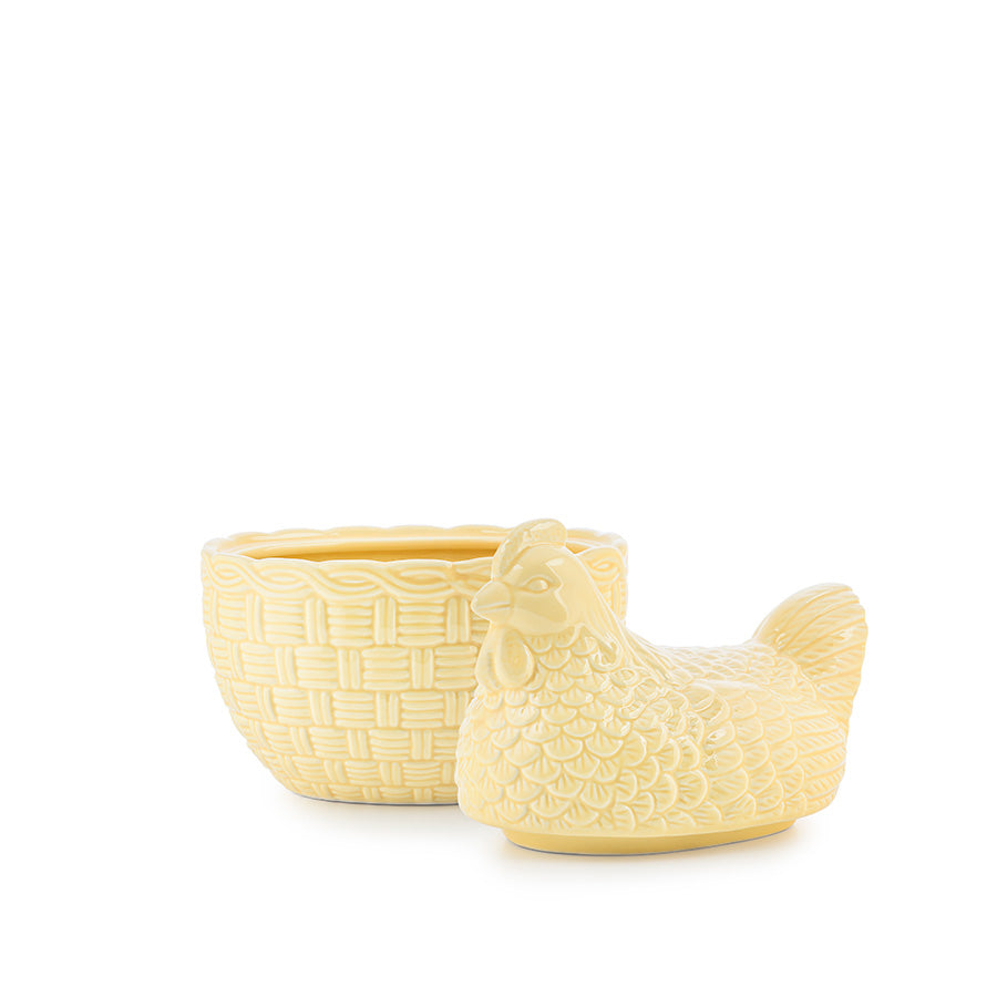 Gul porselens høne med lokk og tilhørende kurv, begge i et tradisjonelt mønster, ideell for servering av småkaker eller godteri.