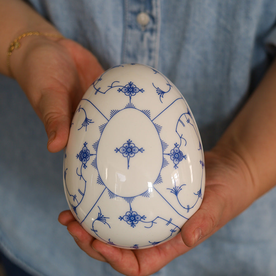 Porsgrunds Porselænsfabrik Stråmønsteregg m/Lokk 14,5cm i blått Stråmønster, et særegent påskeegg ideelt for dekorasjon og overraskelse med påskegodt.