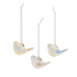 Sett med tre vakre småfugler i porselen, i delikate farger. Perfekte smafugler for påskedekorasjonen.