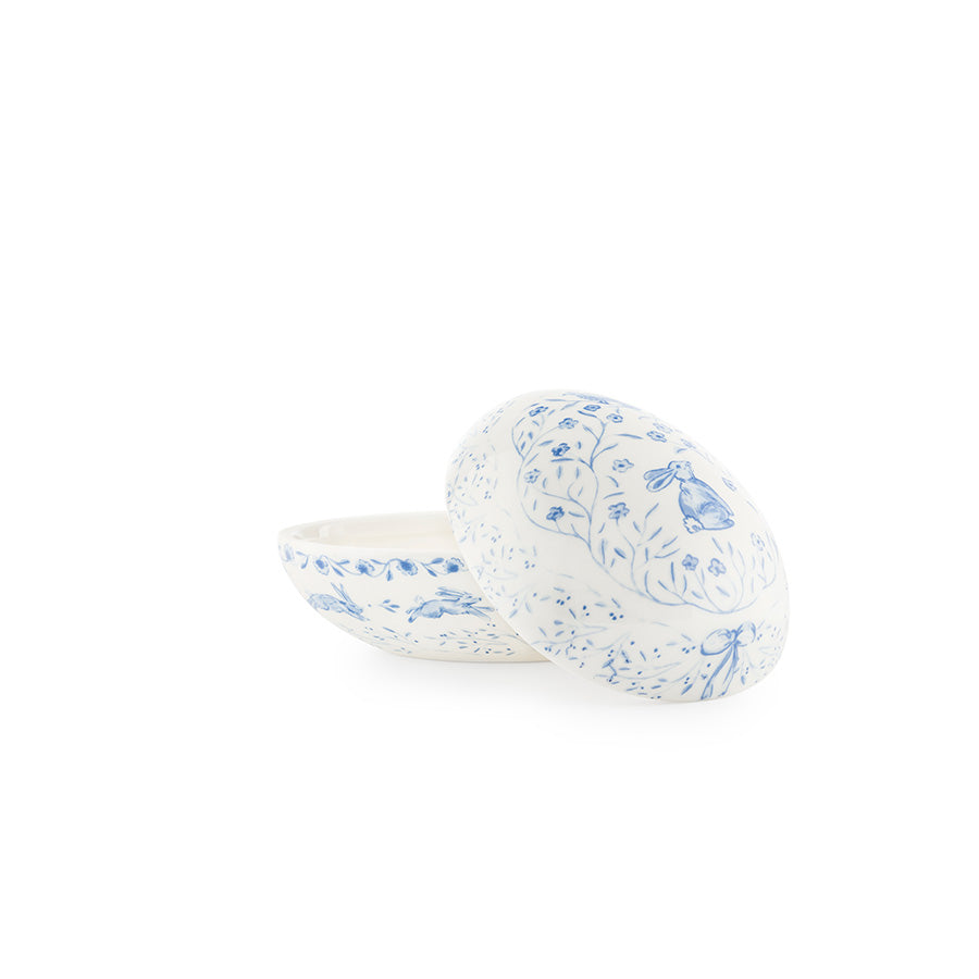 Vår porselensegg med lokk fra Porsgrunds Porselænsfabrik, dekorert med blå vårillustrasjoner og påskehare, perfekt til pynt og oppbevaring.