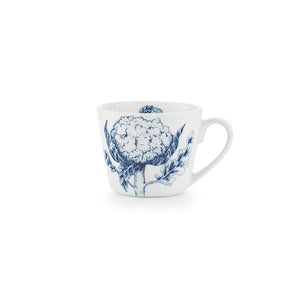 Bokstavkrus med botanisk illustrasjon av blomkål i mørkeblått design, laget av feltspatporselen.