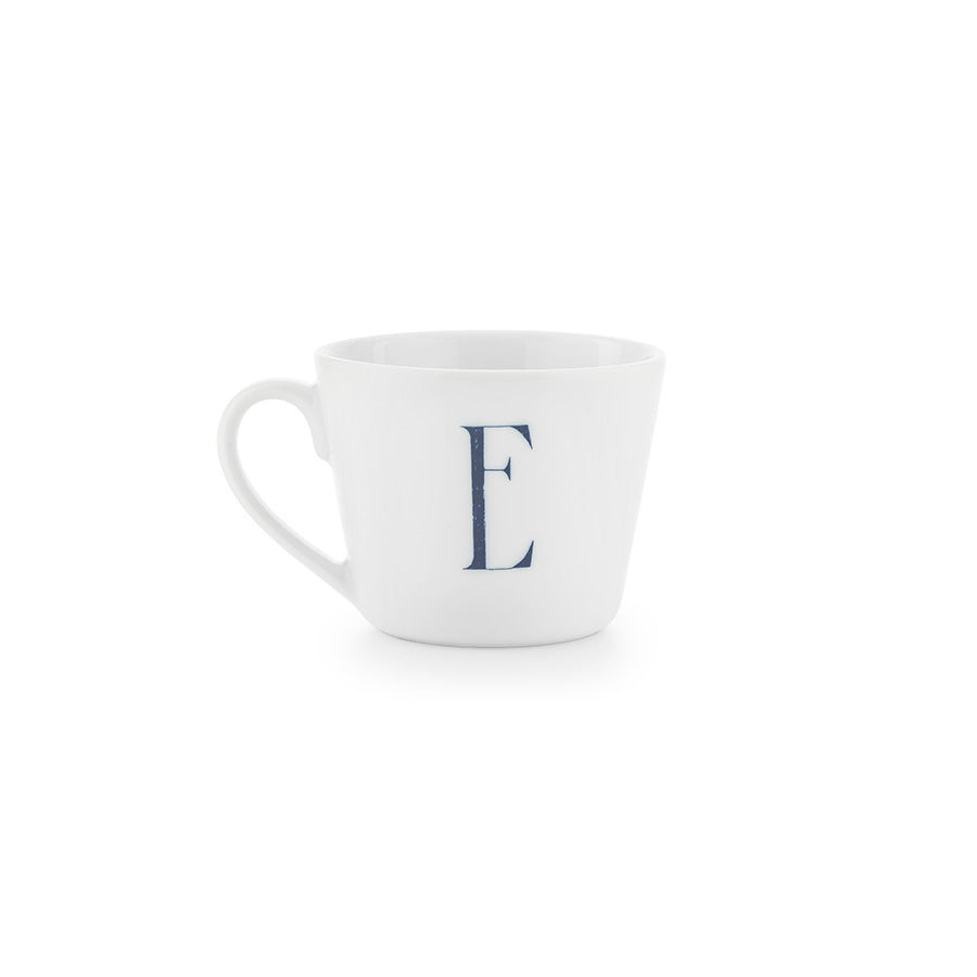 Bokstavkrus med bokstaven E, håndtegnet dekor i mørkblå strek, laget av feltspatporselen, perfekt for kaffe og te.