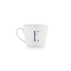 Bokstavkrus med bokstaven E, håndtegnet dekor i mørkblå strek, laget av feltspatporselen, perfekt for kaffe og te.