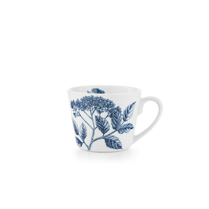 Bokstavkrus dekorert med botanisk illustrasjon av plante, i mørkeblått, ideelt for kaffe, te, eller kakao.