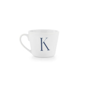 Bokstavkrus med håndtegnet bokstav K i mørk blå dekor, laget av feltspatporselen, perfekt til kaffe eller te.