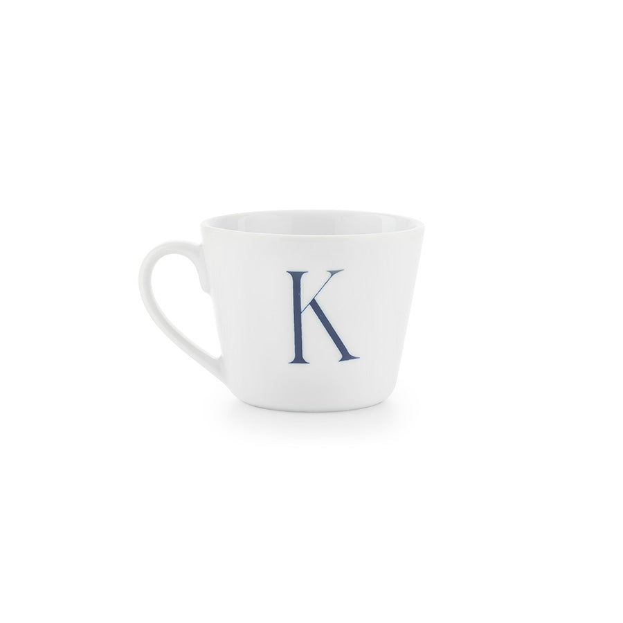 Bokstavkrus med håndtegnet bokstav K i mørk blå dekor, laget av feltspatporselen, perfekt til kaffe eller te.