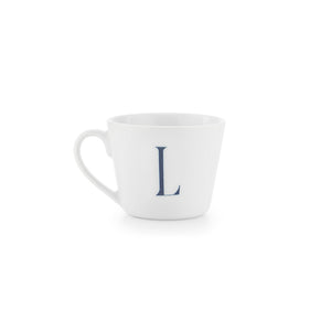 Elegant krus med håndtegnet bokstav L i mørk blå dekor, laget av feltspatporselen og perfekt for kaffe, te eller kakao.
