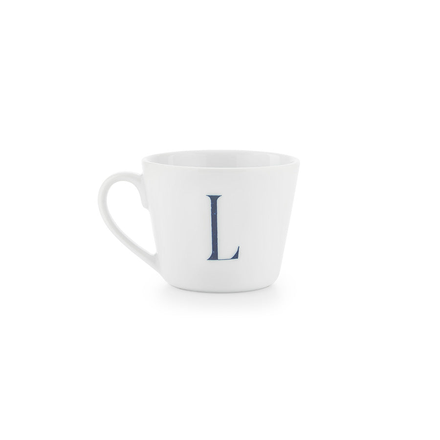 Elegant krus med håndtegnet bokstav L i mørk blå dekor, laget av feltspatporselen og perfekt for kaffe, te eller kakao.