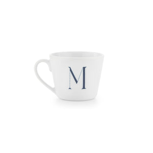 Bokstavkrus med håndtegnet bokstav M, laget av feltspatporselen, perfekt for kaffe og te.